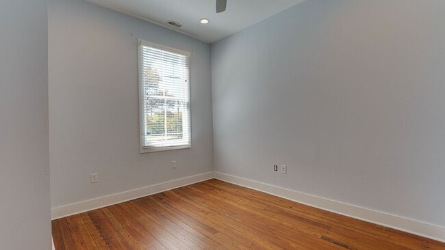 Building Photo - 3 Bedroom 3 Bath Apartment (October) Downt...
