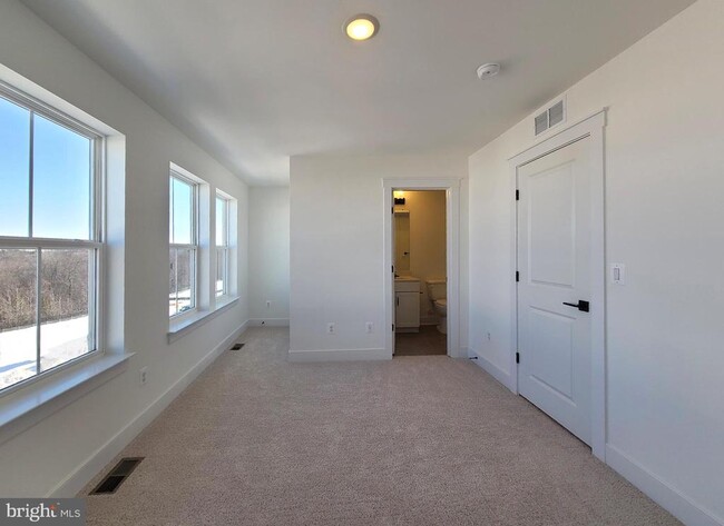 Building Photo - 5046 Bigleaf Rd