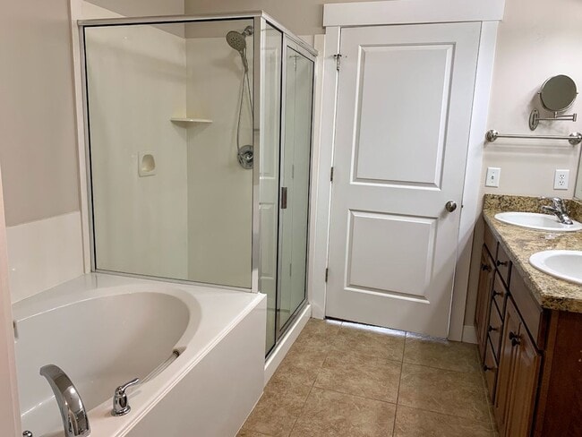 Building Photo - Beautiful 4 Bd 2.5 Bath Townhouse in Sandy