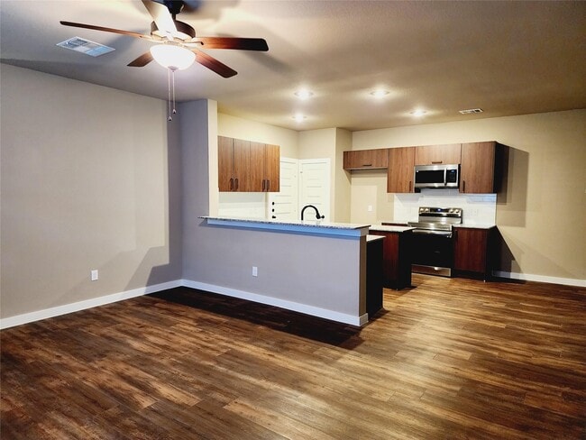 Building Photo - 9736 Grosbeak Ln