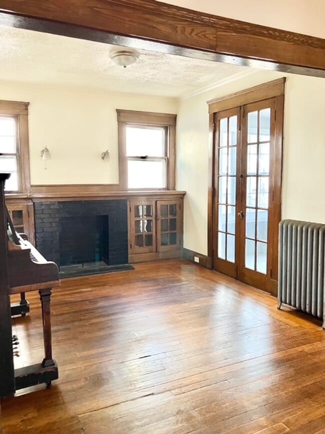 Building Photo - College Rental