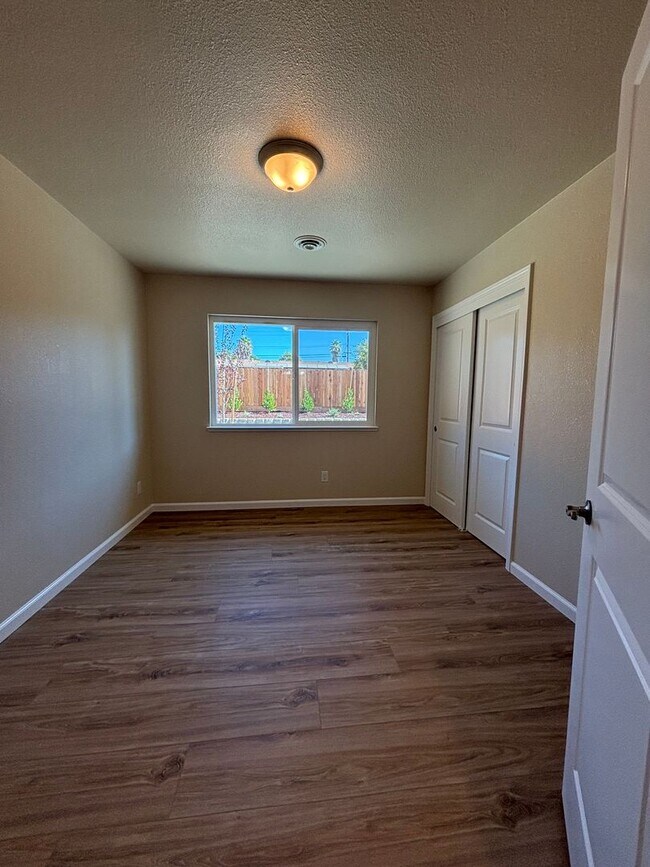 Building Photo - 3 Bedroom, 2 Bathroom Family Home