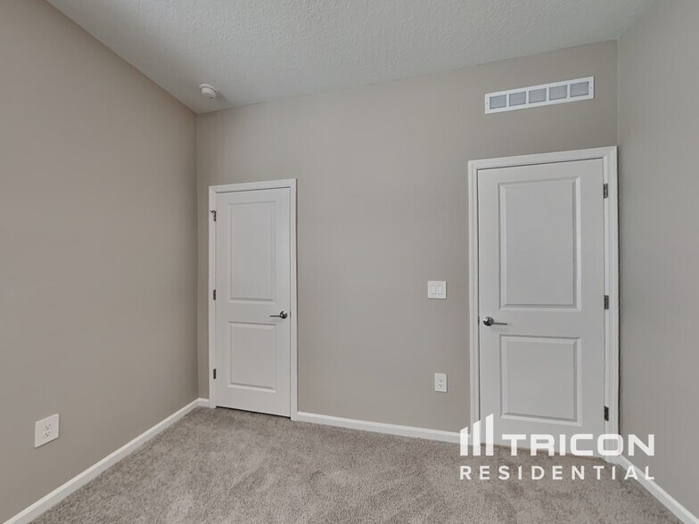 Building Photo - 743 Honeyrock St