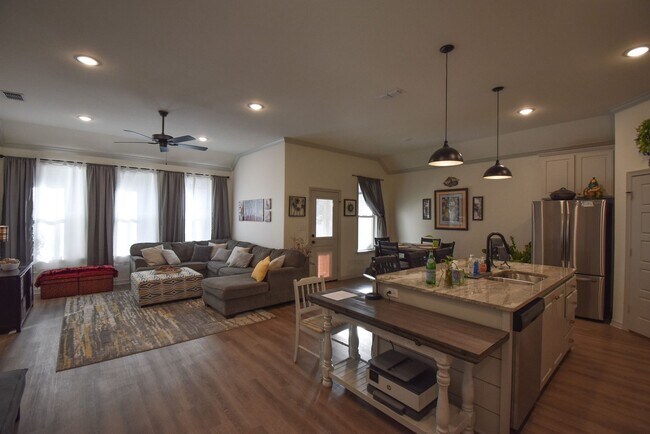 Building Photo - Available! Gorgeous 3 Bedroom 2 Bath in Tyler!