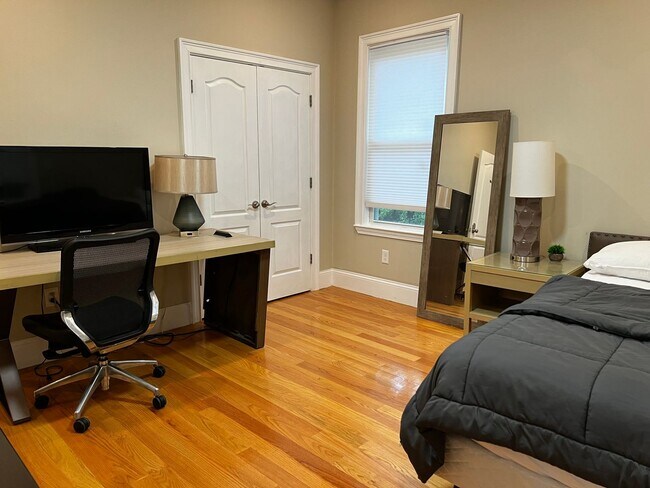 Building Photo - Massive Brighton 8 Bed / 9 Bath House in the 1700 block of Comm Ave!!!! Students Welcome. Avail 9...