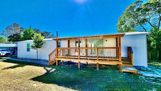Building Photo - Recently Renovated 2 Bedroom / 2 bathroom ...