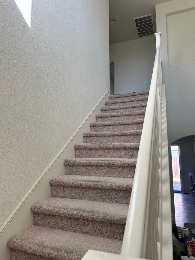 Building Photo - Beautiful Northside Los Banos Rental