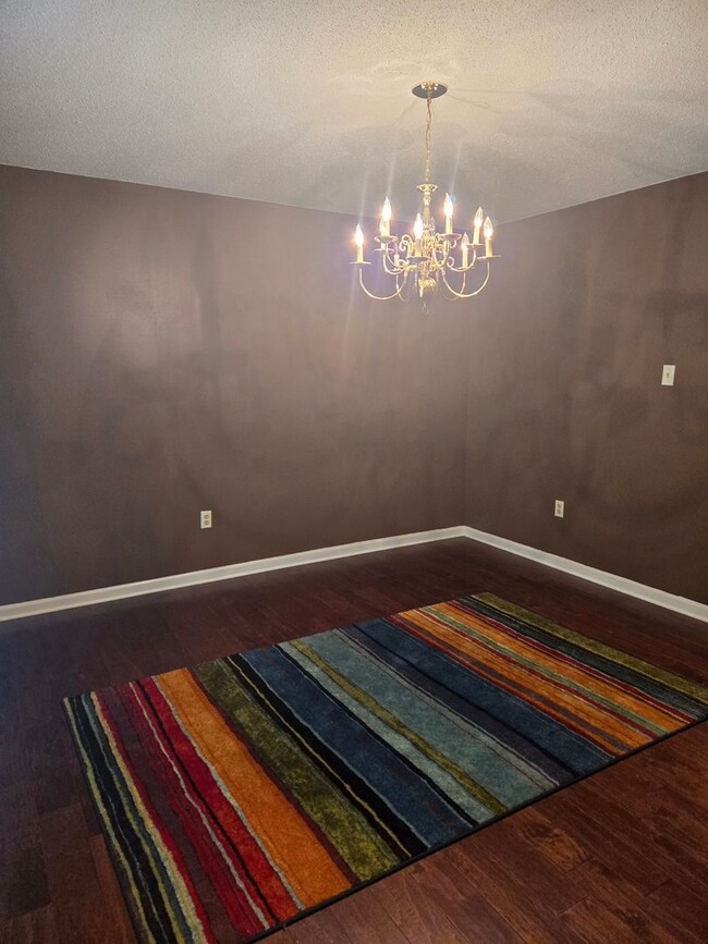 Building Photo - Spacious 4 bedroom, 2.5 bath home for lease.