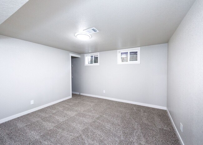 Building Photo - Newly Remodeled 5 Bed Home with Huge Yard