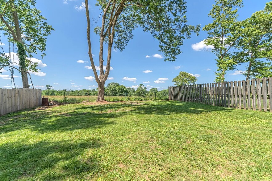 Building Photo - 1047 Alpine Ct