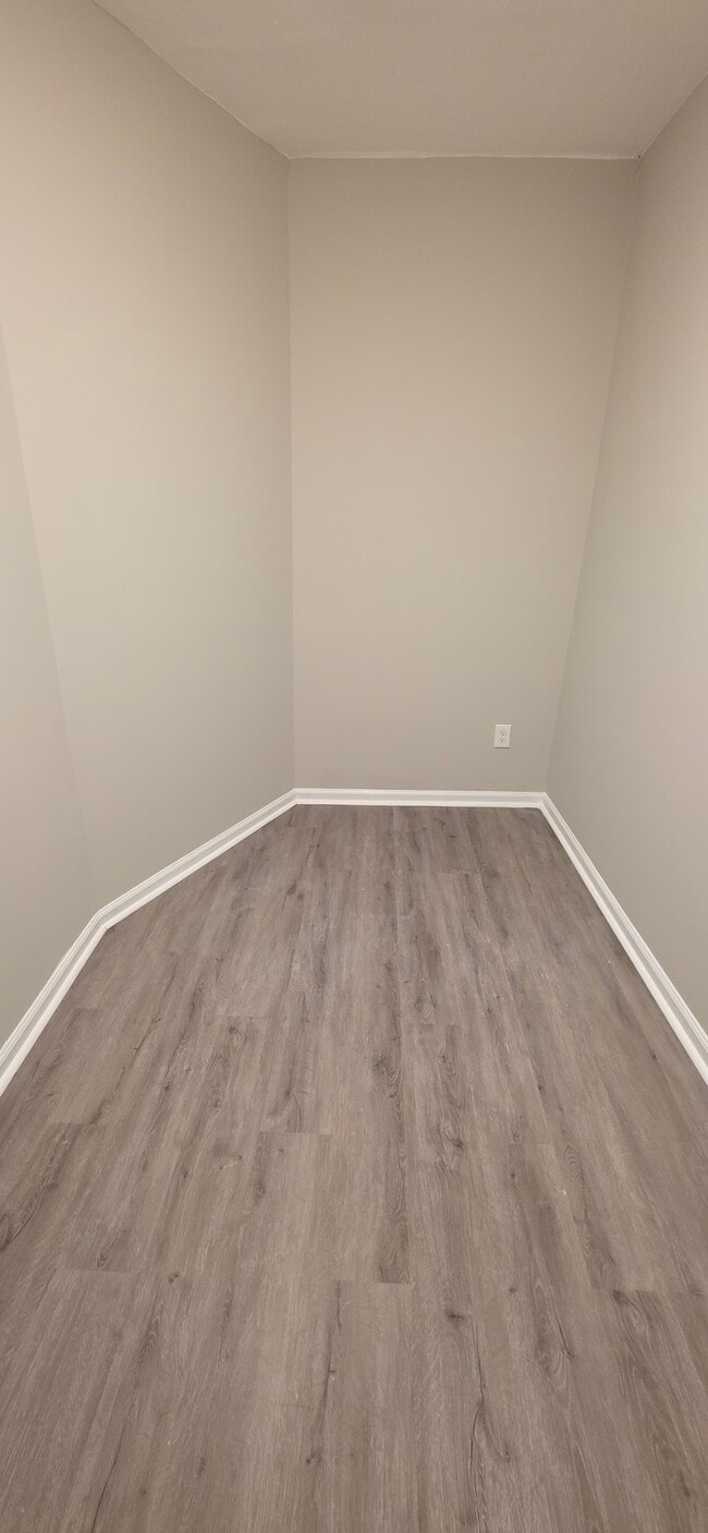 Building Photo - 512 N Curley St