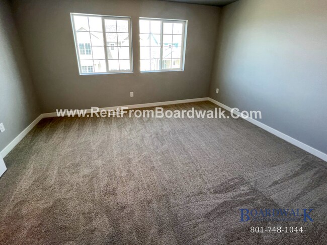 Building Photo - Modern Town Home in Highland!