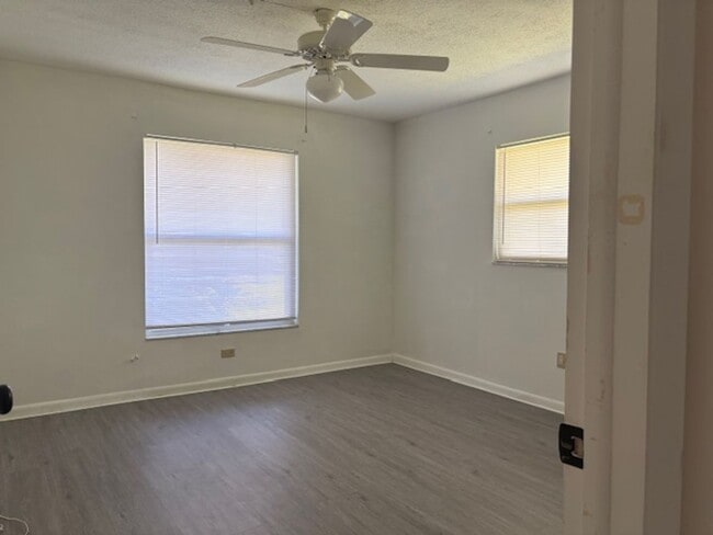 Building Photo - ******HOLIDAY SPECIAL NO RENT FOR DECEMBER****** Charming 2-Bedroom Home in Prime Cape Coral Loca...