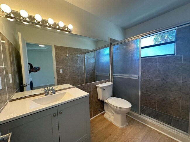 Building Photo - 556 Holly Dr