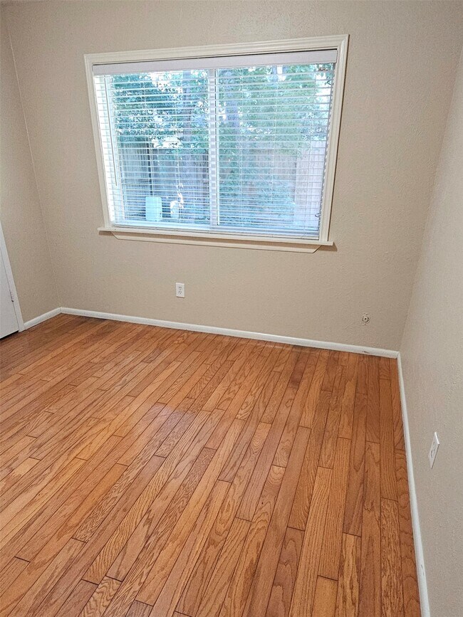 Building Photo - 22 W Broken Oak Ct