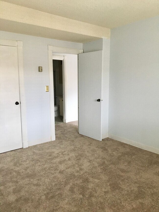 Building Photo - Senate Plaza