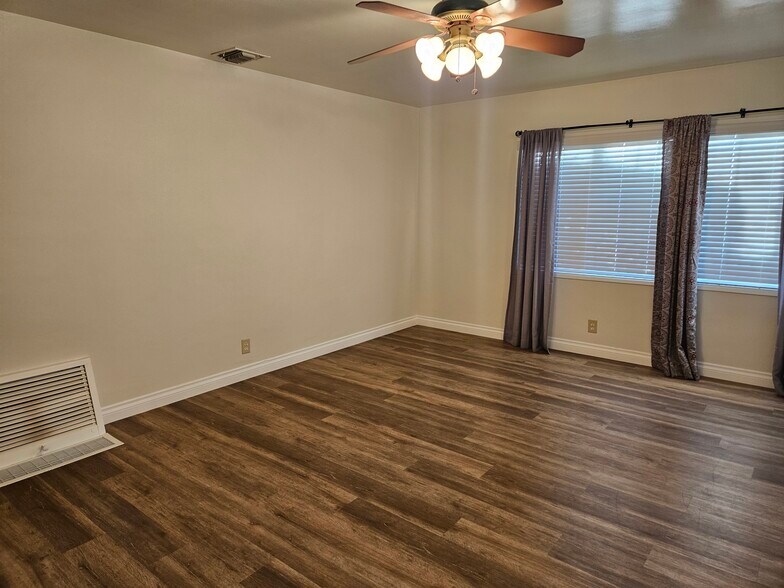 Building Photo - 9966 Glencrest Cir