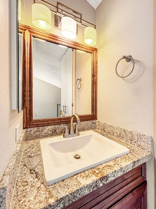 Building Photo - Spacious 1BD/1BA Condo in the Bay Ho Commu...