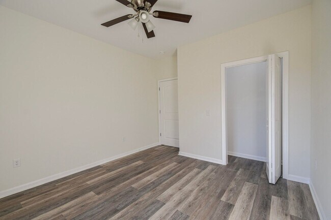 Building Photo - ~2122 Circular Drive