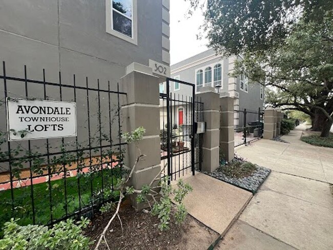 Building Photo - Charming Two Bedroom Loft in Houston with ...