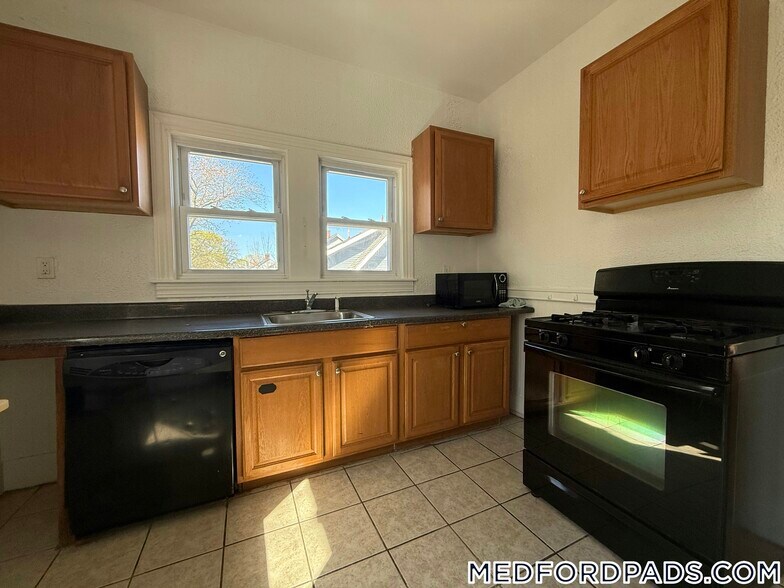 Building Photo - 124 Forest St