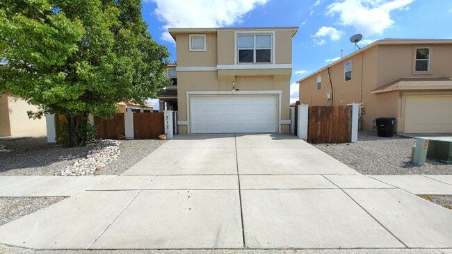 Building Photo - Large 3 Bedroom 2.5 Bathroom Located In Th...