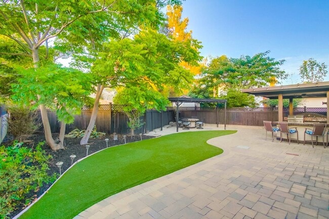 Building Photo - Rare, fully updated, private cul-de-sac one-story single-family house