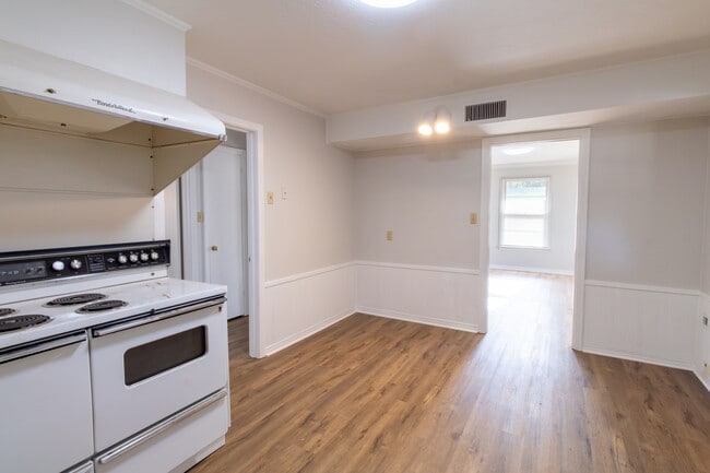 Building Photo - 2400 Hampstead Ln