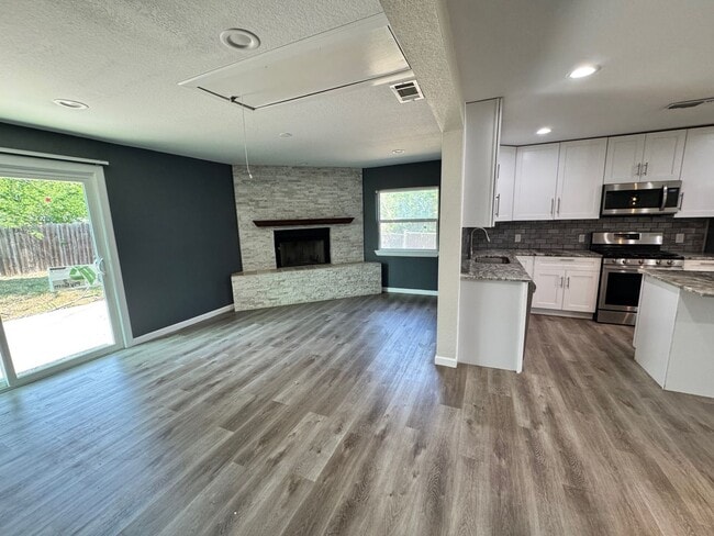 Building Photo - Ready For Move In - Nicely Renovated Large...