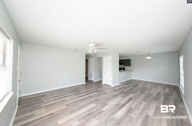 Building Photo - 513 W Rose Ave