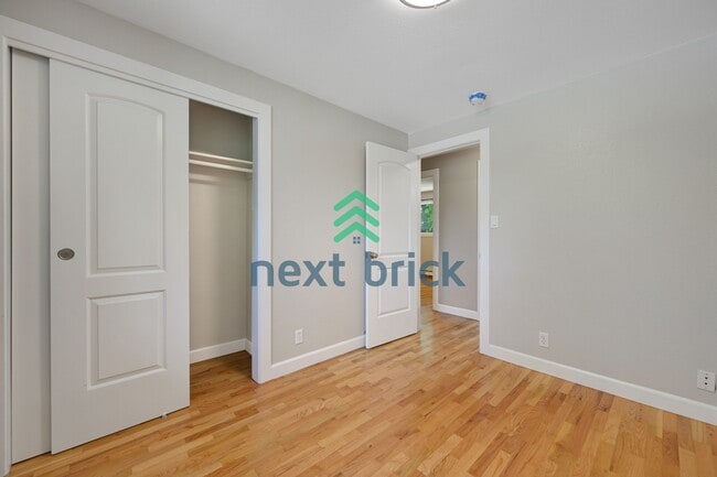 Building Photo - 4 Bed and 2 Bath Remodeled Single-family House Available!