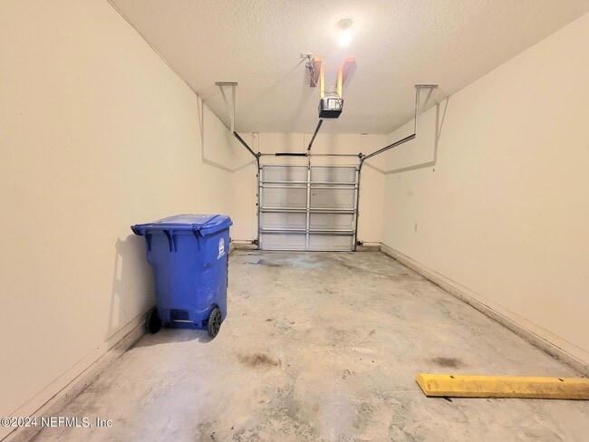 Building Photo - 915 Scrub Jay Dr