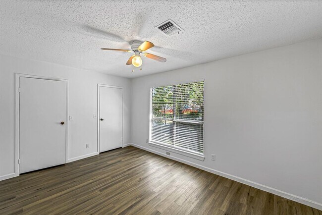 Building Photo - 32 E Rivercrest Dr