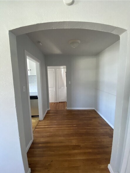 Building Photo - 946 W Magnolia Ave