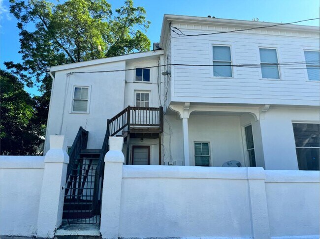 Building Photo - 195 College St