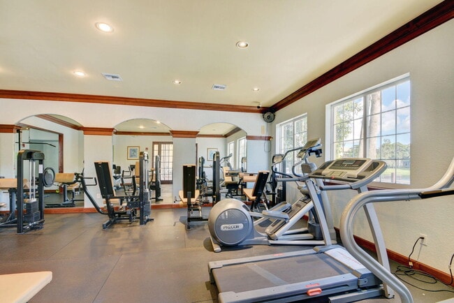 Building Photo - 1100 Crestwood Ct S