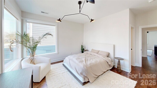 Building Photo - 1220 Lomax Ave