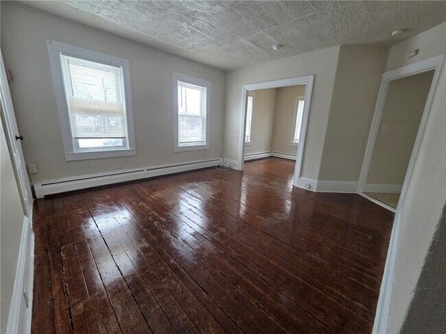 Building Photo - 292 Pleasant St