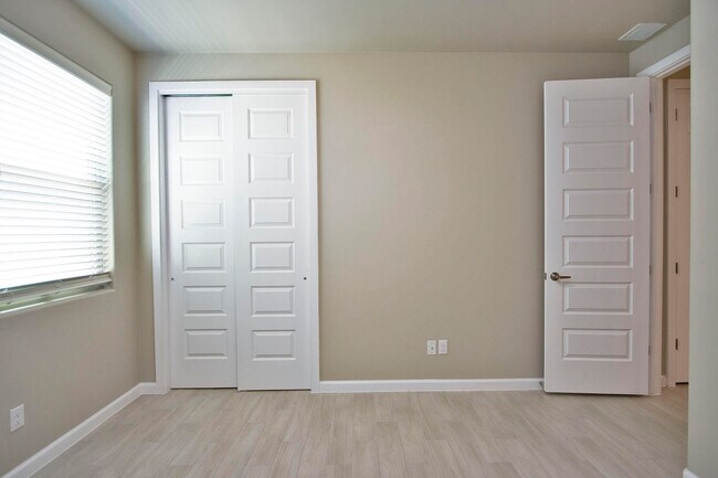 Building Photo - 729 C. Escondida