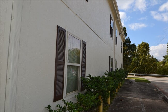 Building Photo - 304 Dell Ct