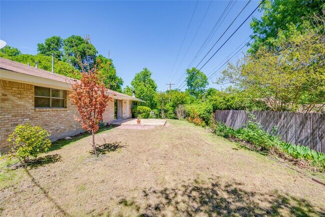 Building Photo - 405 Westbrook Dr