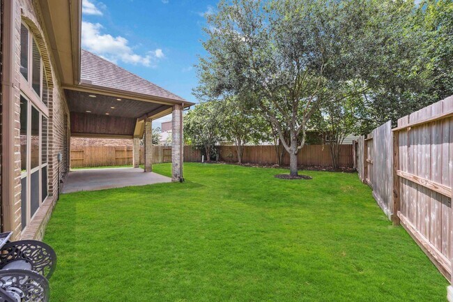 Building Photo - Beautifully maintained 4-beds, 3-bath, 3 c...