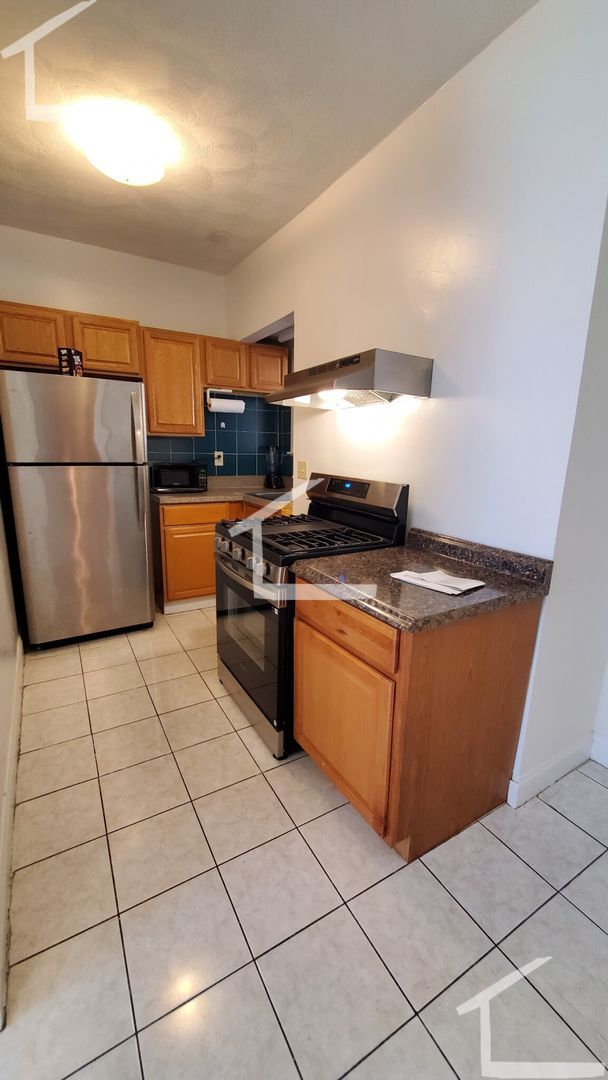 Building Photo - Conveniently located, beautifully maintained Apt with modern appliances.  A/C.  Near Public Trans...
