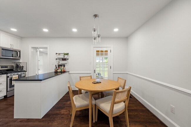 Building Photo - Beautiful 4 Bedroom Home off Of Cutshaw Ave! ***Available Early August 2026***