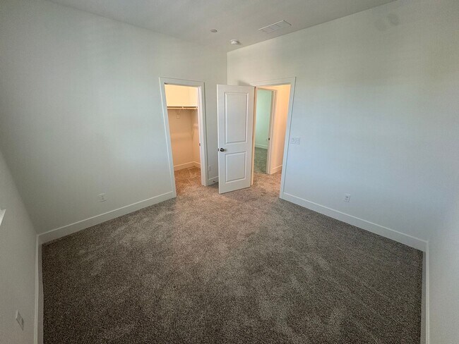 Building Photo - Beautiful 4 Bedroom 3 Bath Brentwood Home With SOLAR
