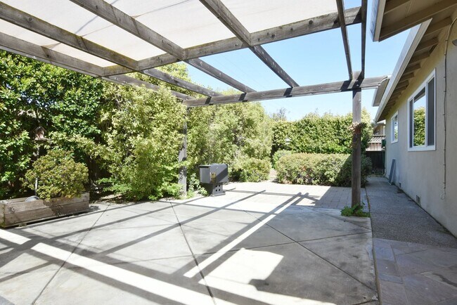 Building Photo - Beautifully Remodeled 3 Bedroom 2 Bath in Desirable Campbell Neighborhood
