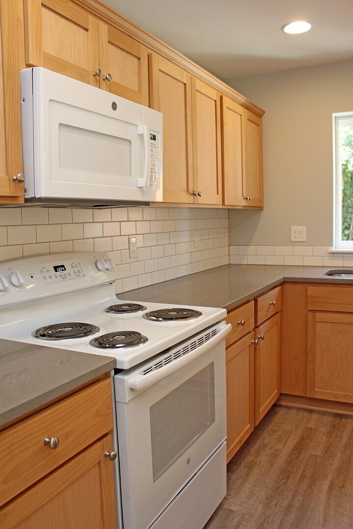 Building Photo - 8840 SW 36th Ave