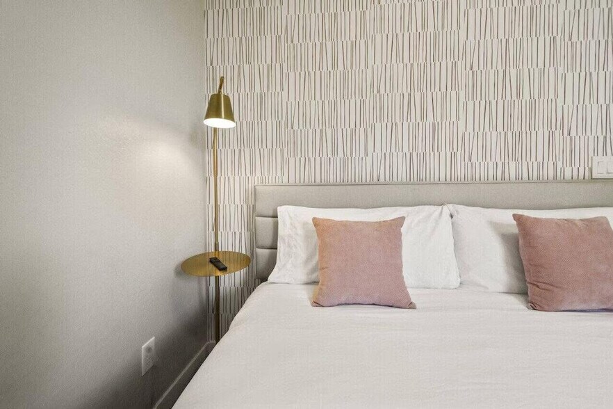 Building Photo - 6612 W Paradise Ln