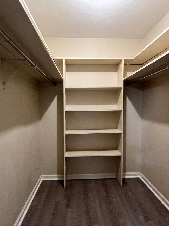 Building Photo - 806 Jamestown Ct