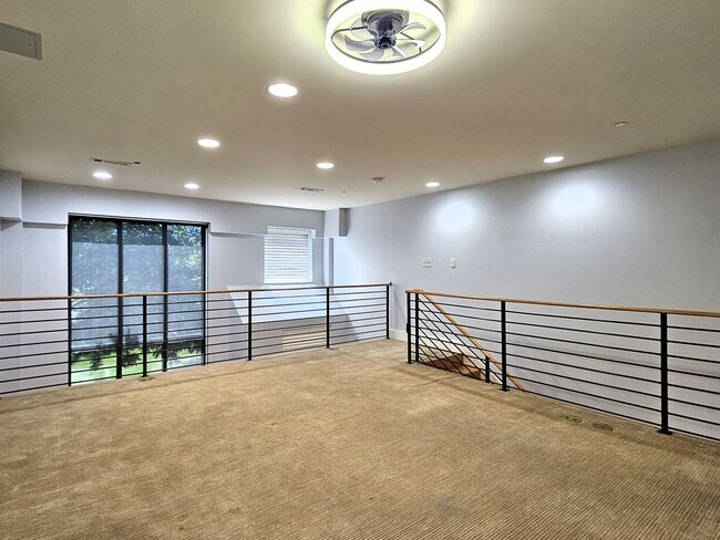 Building Photo - Amazing downtown condo in the heart of Dee...